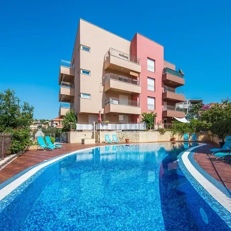 Elegant Hideaway With Pool - Two Bedroom With Pool Apartamento